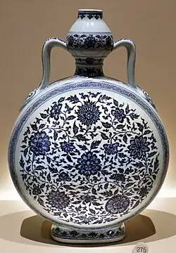 إناء أسرة تشينغ 1723-35.