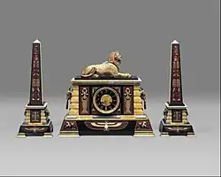 ساعة إحياء العمارة المصرية. حوالي عام 1885؛ الرخام والبرونز. 46 × 51.1 × 19.7 سم؛ متحف متروبوليتان للفنون