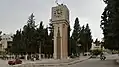 صُمِّمَ برج الساعة مقابل الباب الرئيسي للجامعة للإشارة إلى أن الوقت هو أثمن شيء للطالب.
