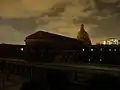 لقطة ليلية من داخل المدرسة، تُظهر الكنيسة والجسران المؤديان إليها من الفصول الدراسية، وقبّة المدرسة.