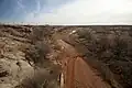 نهر كولورادو على بعد 5 ميل (8 كم) من مصدره على طول جرف كابروك، على حدود مقاطعة داوسون ومقاطعة بوردن.