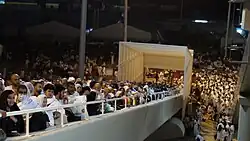 الحجاج وهم يسيرون على أحد السلالم المؤدية لإحدى المحطات.