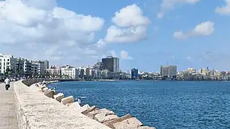 الميناء الشرقي ويظهر قصر القطن في المنتصف