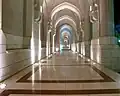 ممر يؤدي إلى قصر مسقط القديم.