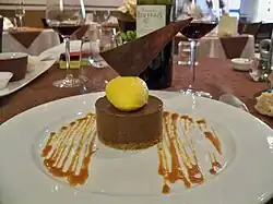 حلوى مع زينة من الكراميل على الطبق.