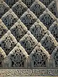 شكل الشبكة مليء بالزخرفة العربية في الزخرفة الجصية المنحوتة في كوارتو ريال دي سانتو دومينغو في غرناطة