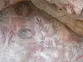 كفوف مطبوعة وتتخللها طبع أرجل حيوان الناندو Nandu