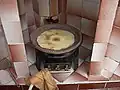 قلي الكسرة بطاجين الخبز.