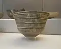أواخر فترة العبيد؛ كأس مطلية، مزينة بتصاميم هندسية في وشم الطلاء الداكن؛ 5200 ق.م - 4200 ق.م.