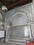 مثال على منطقة داخلية من دار عثمان التي تجمع بين المنحوتات و الجص و الرخام و السيراميك.