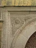 نقوش زهرية على إطار الباب.