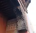 تفاصيل الحواف الخشبية والزخرفة الجصية داخل لوجيا (ربما تم اقتطاعها على اليسار بواسطة جدار مملوء بالداخل)