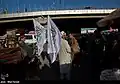 بائع يبيع أعلام الإمارة الإسلامية في ظل حكم طالبان (2021)