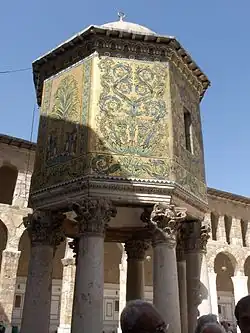 فسيفساءعلى قبة الخزنة في الجامع الأموي (دمشق)، 789، ولا تزال على الطراز البيزنطي بشكل أساسي