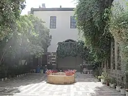 فناء الخدم