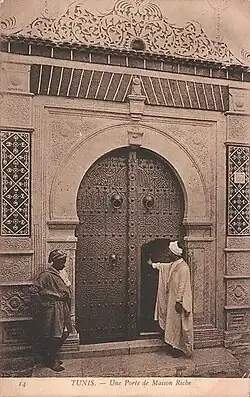 بطاقة بريدية تمثل باب دار بالمة.