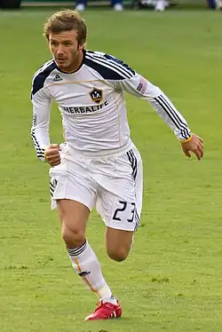 ديفيد بيكهام لاعب كرة قدم إنجليزي سابق.