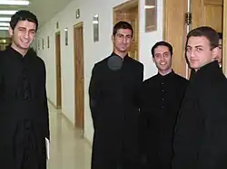 طلاب في اللاهوت والكهنوت؛ في معهد دير مار أفرام السرياني لتخريج الرهبان والكهنة في سوريا.