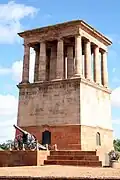 صمم بيكر The Honoured Dead Memorial، إحياء لذكرى حصار كيمبرلي تأثرت الهندسة المعمارية بنصب Nereid في كسانتوس