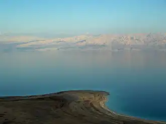 البحر الميت بين الأردن وفلسطين