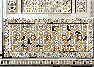 قبر اعتماد الدولة في أغرة، حيث يظهر التوظيف الصحيح للجوانب والأركان حيث يظهر ربع نجمة سداسية في كل ركن، ونصفها عند كل جانب.