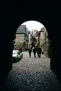 شارع دينون، تحت الجسر.