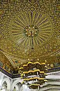 النقوش والزخارف في سقف المسجد.