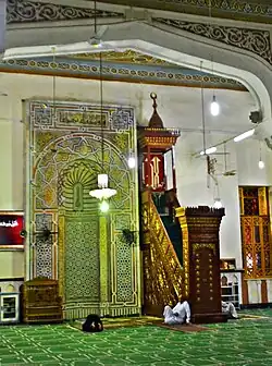 المنبر والمحراب.