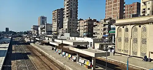 يطل المدخل الجنوبي لمحطة قطارات دسوق على ميدان المحطة.