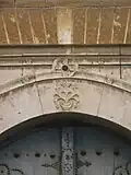 التفاصيل فوق بوابة القصر