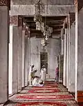 مصلون في مسجد في اليمن