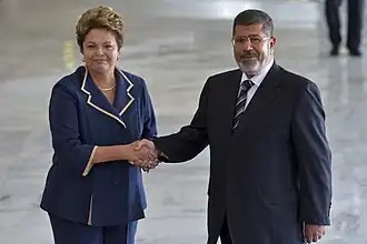 رئيسة البرازيل ديلما روسيف تستقبل الرئيس المصري محمد مرسي في قصر بلاناوتو.