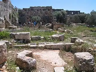 منظر عام لبقايا دير قلعة شرق دير بلوط