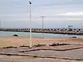 بداية الطريق، ويشاهد في الصورة قاعدته الحجرية وأنابيب نقل المياه العذبة للجزيرة.