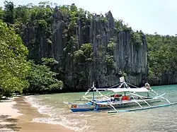 منطقة رسو السفن في النهر(بالإنجليزية: The docking area to the Underground River)