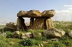 دولمن (من صخور الصوان)