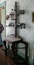 شماعة في بينساكولا ، فلوريدا ، مع رف علوي من الرخام وحوامل مظلة على الجانبين.