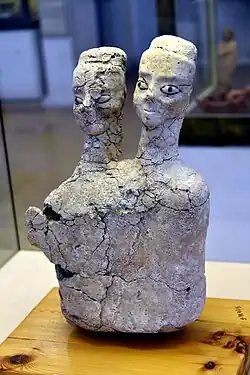تمثال ذو رأسين من عين غزال، عمان، متحف الآثار الأردني