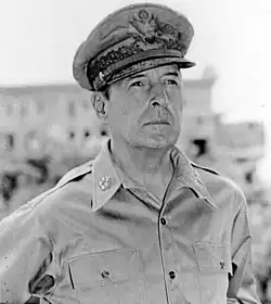 الجنرال دوغلاس ماك آرثر يظهر شارة رتبة خمس نجوم . اقتراح في الكونغرس (1955) بترقية ماك آرثر إلى جنرال الجيوش