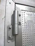 مفصل رزّي لباب حريق من الصُلب.
