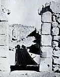 نساء في دورا ينسجن السجاد