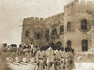 طابور الجُند في عهد السلطان عبد الحميد أمام القلعة.
