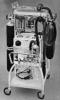 نموذج لجهاز التنفس الاصطناعي إيست-رادكليف (East-Radcliffe respirator) الذي يعود لمنتصف القرن العشرين.