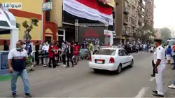 ناخبون مصريون مصطافون تبعًا لإجراءات التباعُد الاجتماعي أمام إحدى اللجان الانتخابية.