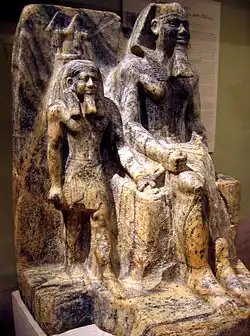 تمثال يظهر الإله (الأصغر) يعطي الفرعون ساحورع الحق في حكم مصر العليا والسفلى. متحف متروبوليتان للفنون ، نيويورك.