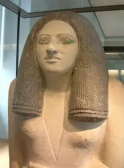 تمثال للسيدة نسا من الحجر الجيري الملون متحف اللوفر.