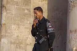 أحد أفراد شرطة السياحة والآثار عند أحد المعابد الفرعونية سنة 2010
