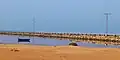 بداية الطريق، ويشاهد في الصورة قاعدته الحجرية وأنابيب نقل المياه العذبة للجزيرة.