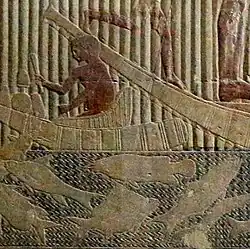 سمك السلور الكهربائي (في الوسط) في نقش بارز