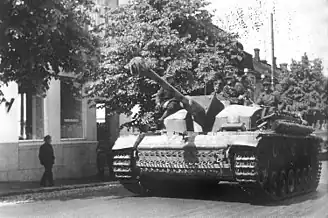الألمانية StuG III Ausf.F في فنلندا تُظهر الدروع الخرسانية المضافة إلى البنية الفوقية.